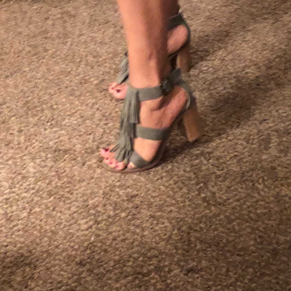 Size 11 fringe olive sandal comfortable block heel